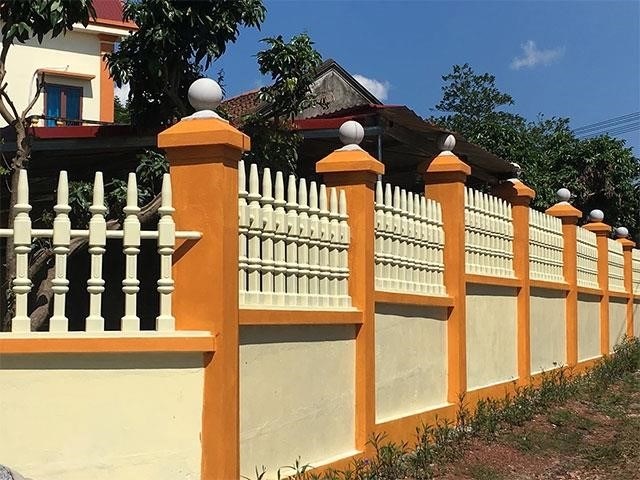 Vai trò của màu sơn hàng rào là tạo điểm nhấn và trang trí cho không gian xung quanh, tăng tính thẩm mỹ và sự hài hòa. Màu sơn cũng có thể được sử dụng để tăng tính chất bảo vệ cho hàng rào, giúp chống lại sự ảnh hưởng của thời tiết và môi trường.