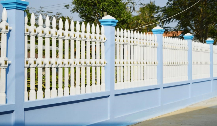 Khi chọn màu sơn cho hàng rào, chúng ta cần lựa chọn những màu sắc bền đẹp và phù hợp với phong thủy, để tạo nên không gian sống hài hòa và thuận lợi cho sự phát triển của gia đình.