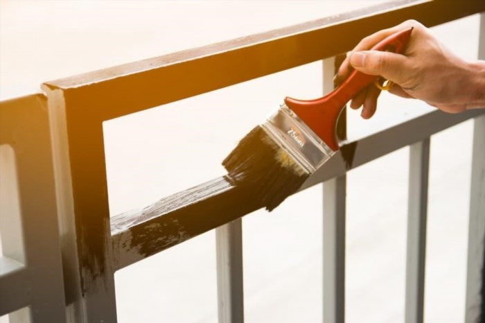 Lưu ý khi chọn màu sơn hàng rào là cần xem xét màu sơn phù hợp với môi trường xung quanh, đồng thời cần lựa chọn màu sơn tương phản để tạo điểm nhấn và tăng tính thẩm mỹ cho hàng rào.